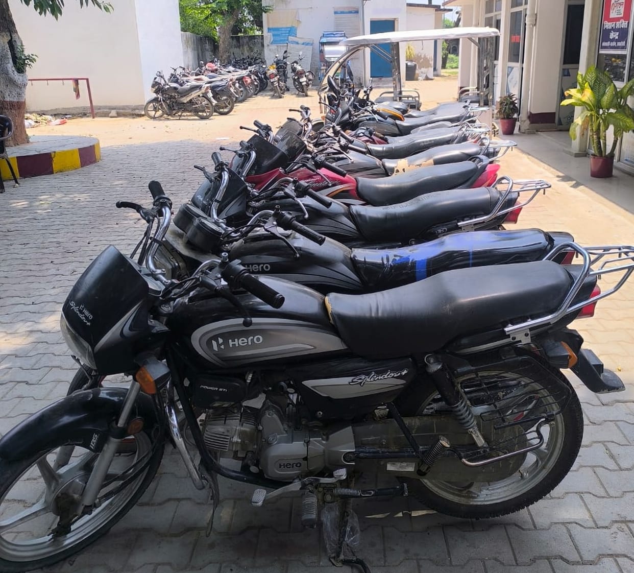 Eight members of a vehicle-lifting gang arrested