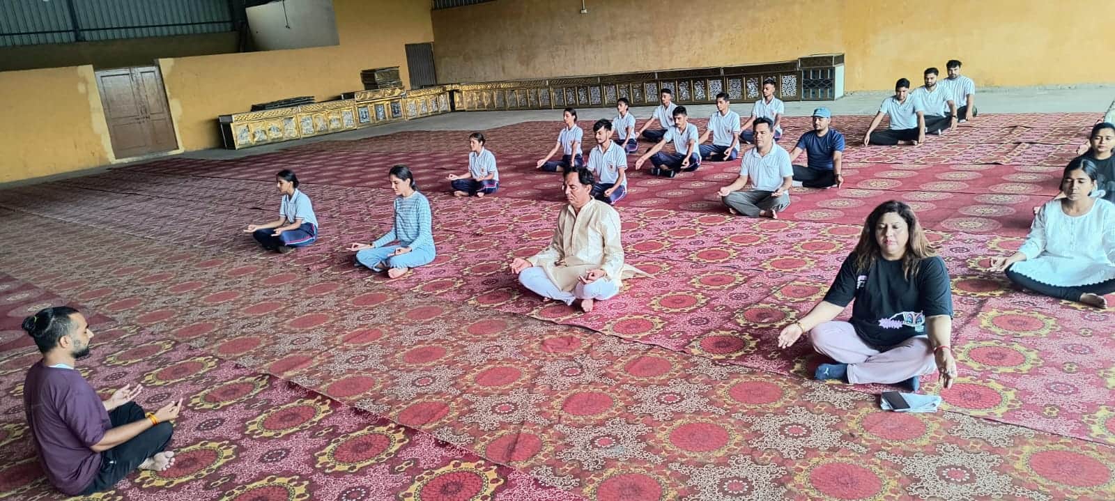 सरूरपुर। योग दिवस के मौके पर कम पब्लिक स्कूल में योग करते शिक्षक। स्वयं