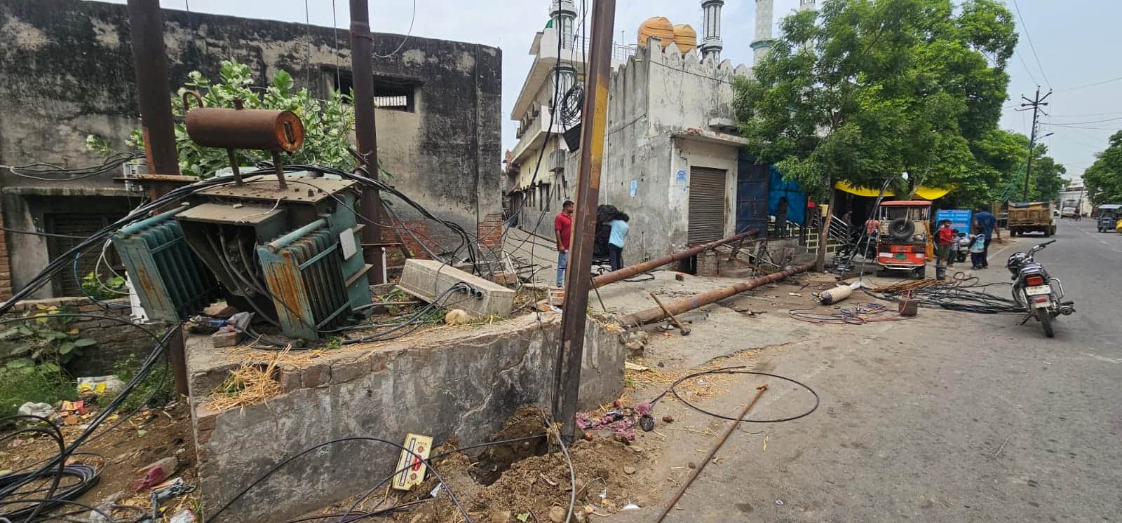 सरधना। तहसील रोड पर अंसार नगर में पुआल से लदी ट्रेक्टर ट्राली की टक्कर से टूटे खंभे व विद्युत ल