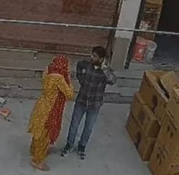 Fraudsters dupe woman and flee with her earrings.