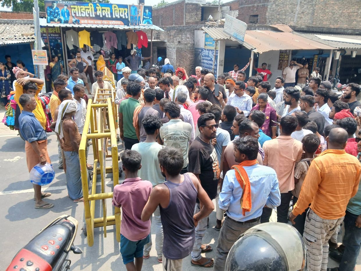 Delivery conducted at an Ayurveda clinic; uproar following the deaths of mother and child; road blocked.
