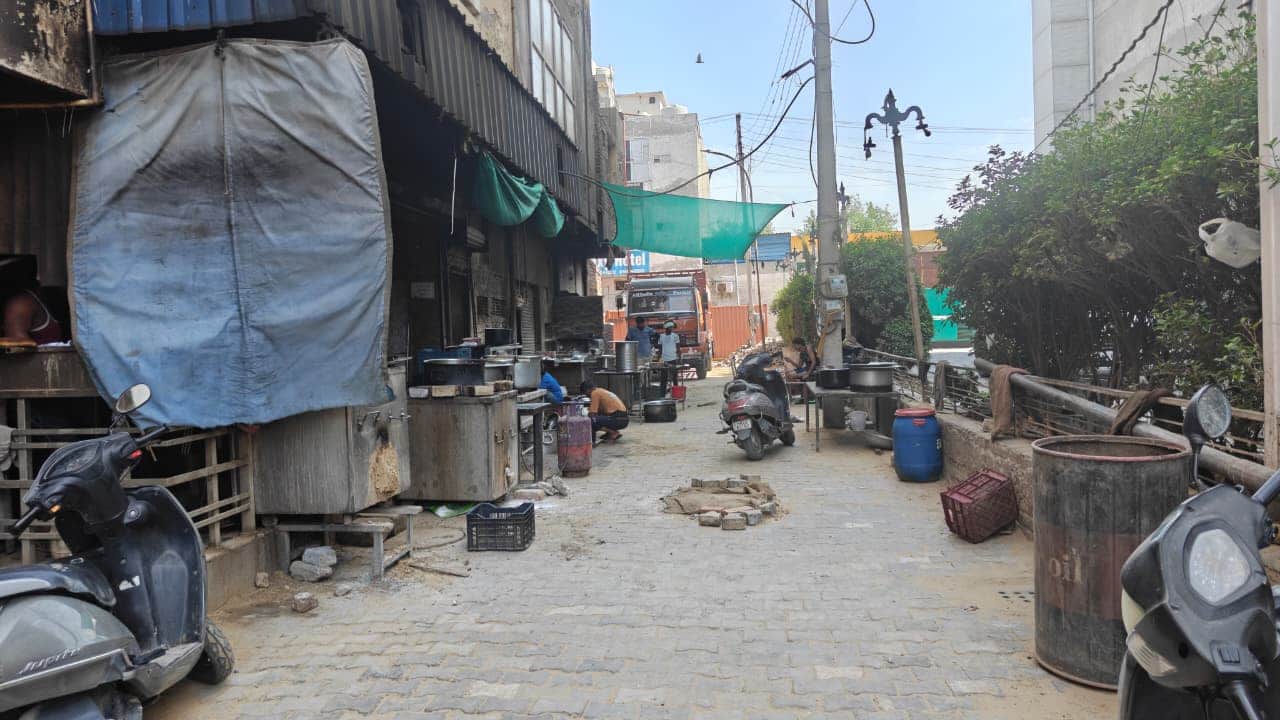 शहर के मॉडल टाउन में होटल संचालकों की ओर से किया गया कब्जा। संवाद