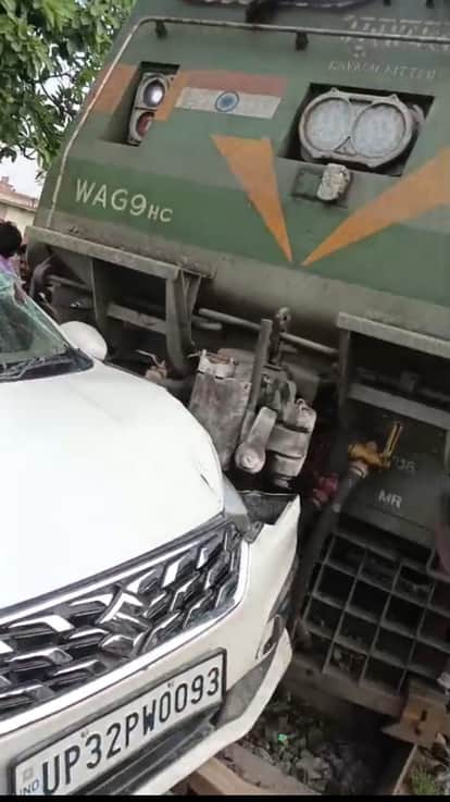 Car collided with a train, dragged for 100 meters