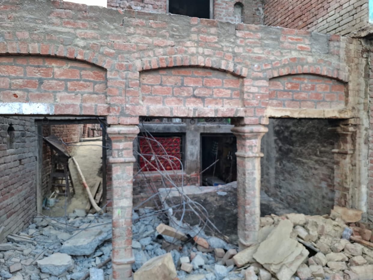 Worker crushed to death by collapsing lintel; two injured.