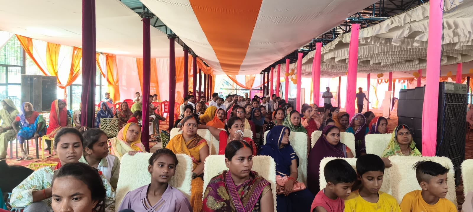तथागत सभागार में आयोजित कार्यक्रम के दौरान मौजूद लोग। - स्रोत: विभाग