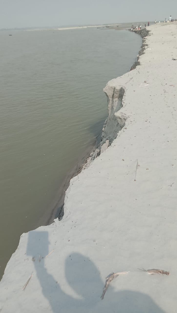 Saryu water level rises in Dhanghata; erosion begins in Daulatpur.