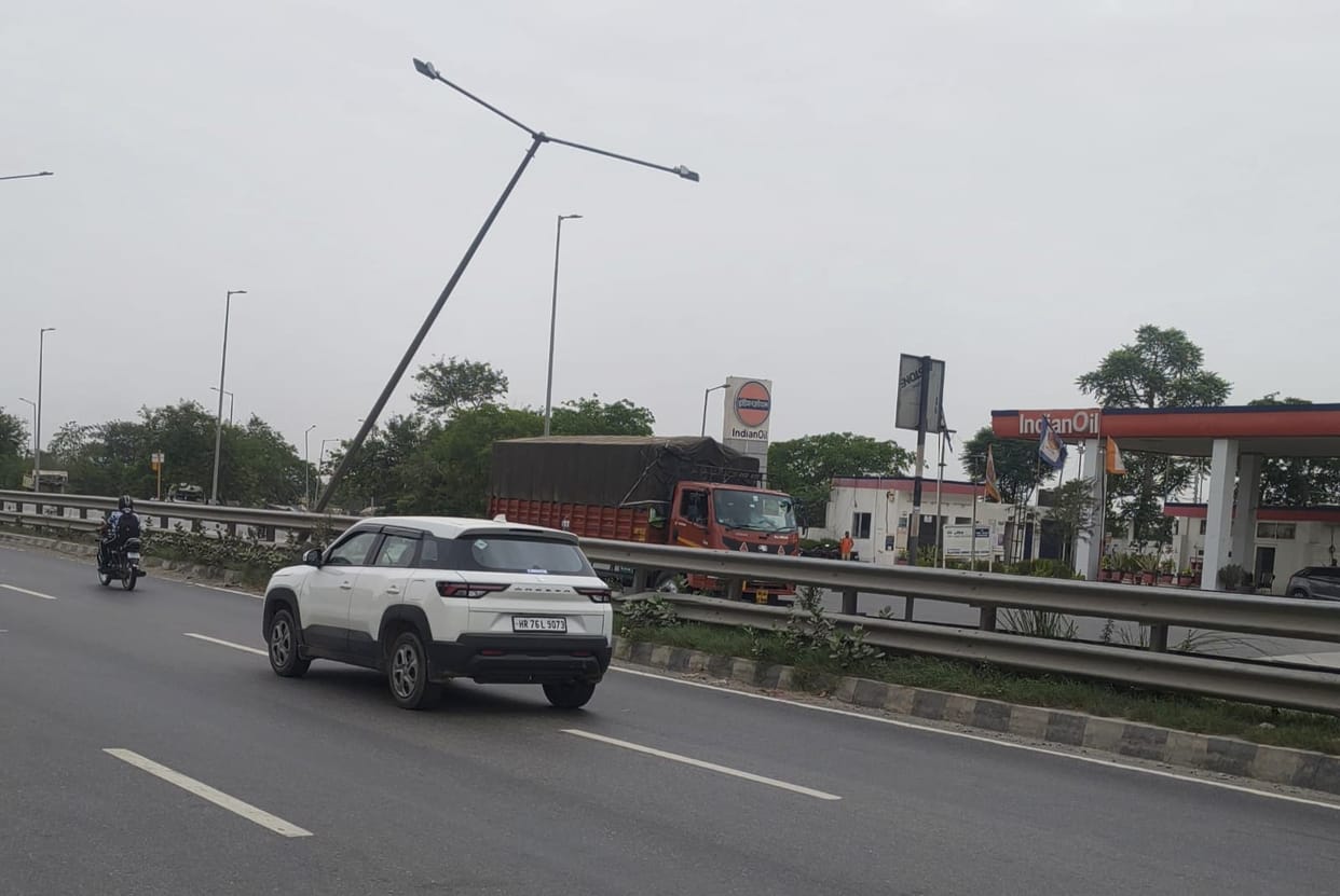 Leaning high-mast pole posing a risk of accident