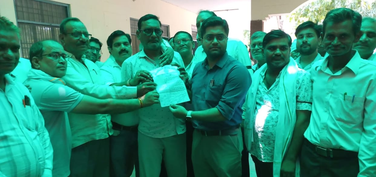 Lawyers protested by wearing black bands and submitted a memorandum.
