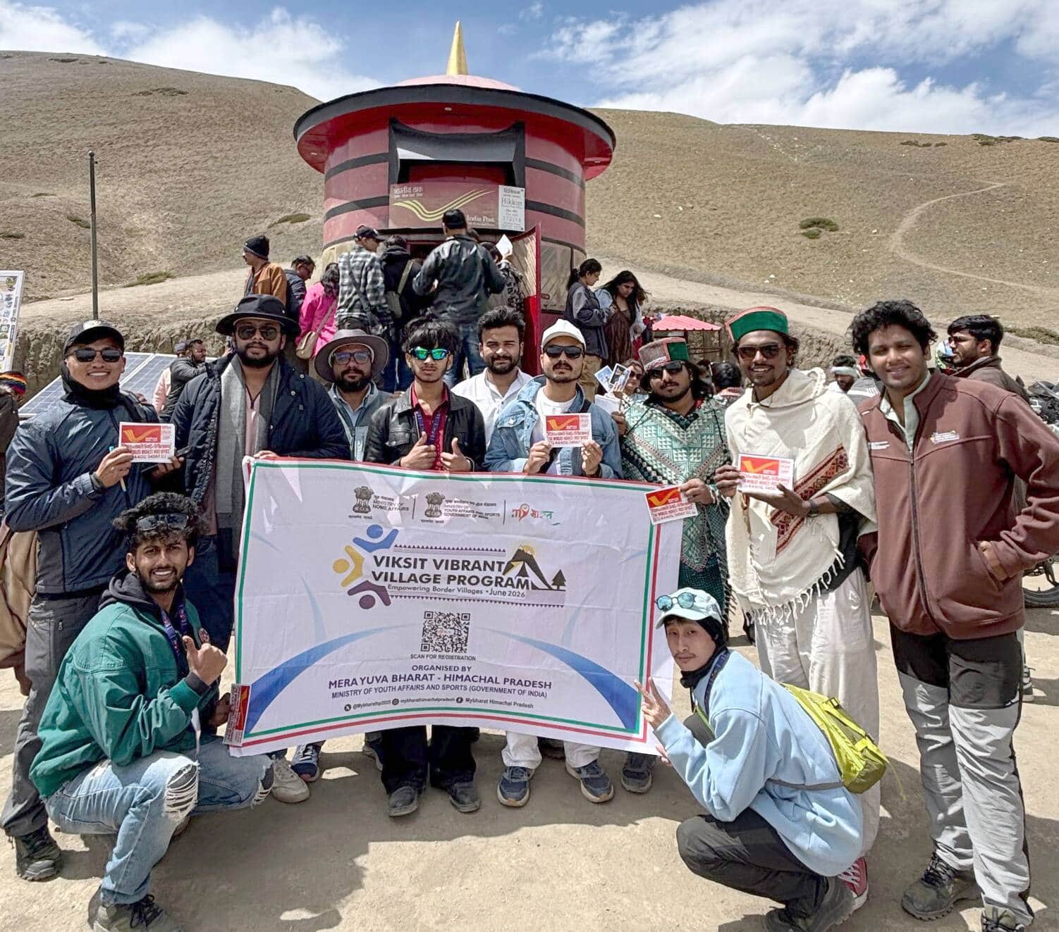 विकसित वाइब्रेंट विलेज कार्यक्रम के तहत सीमांत क्षेत्रों का भ्रमण कर रहे युवा। स्रोत : डीपीआरओ