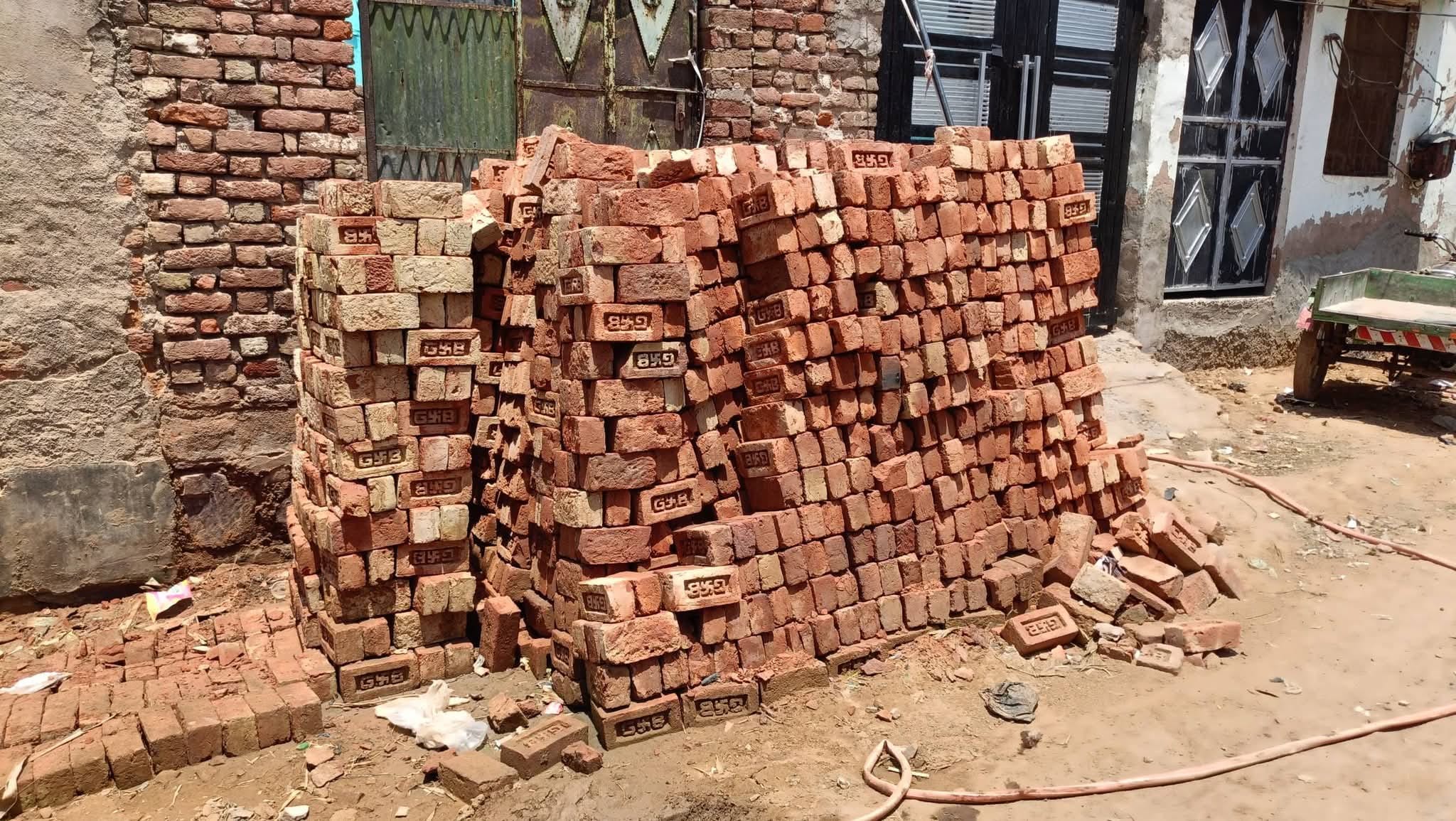 वार्ड नंबर-15 में निर्माणाधीन नाले में उपयोग की जा रही कच्ची ईंटें।