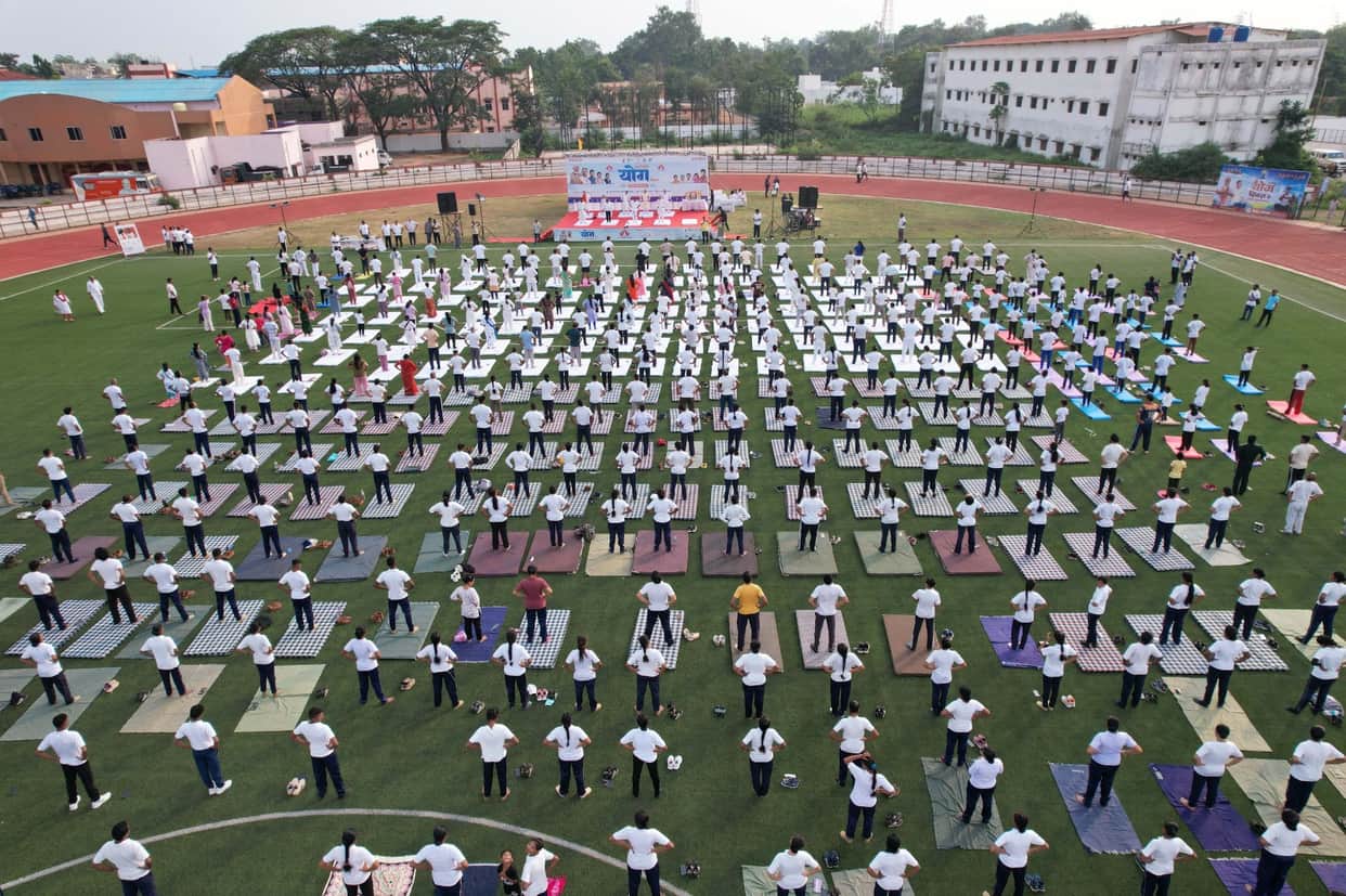 Mass yoga session held at Priyadarshini Stadium on World Yoga Day BJP State President participated in Jagdalpu