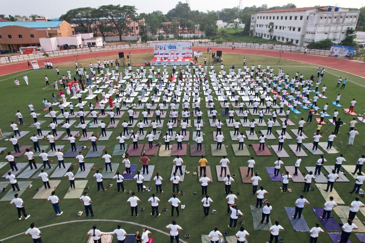 Mass yoga session held at Priyadarshini Stadium on World Yoga Day BJP State President participated in Jagdalpu