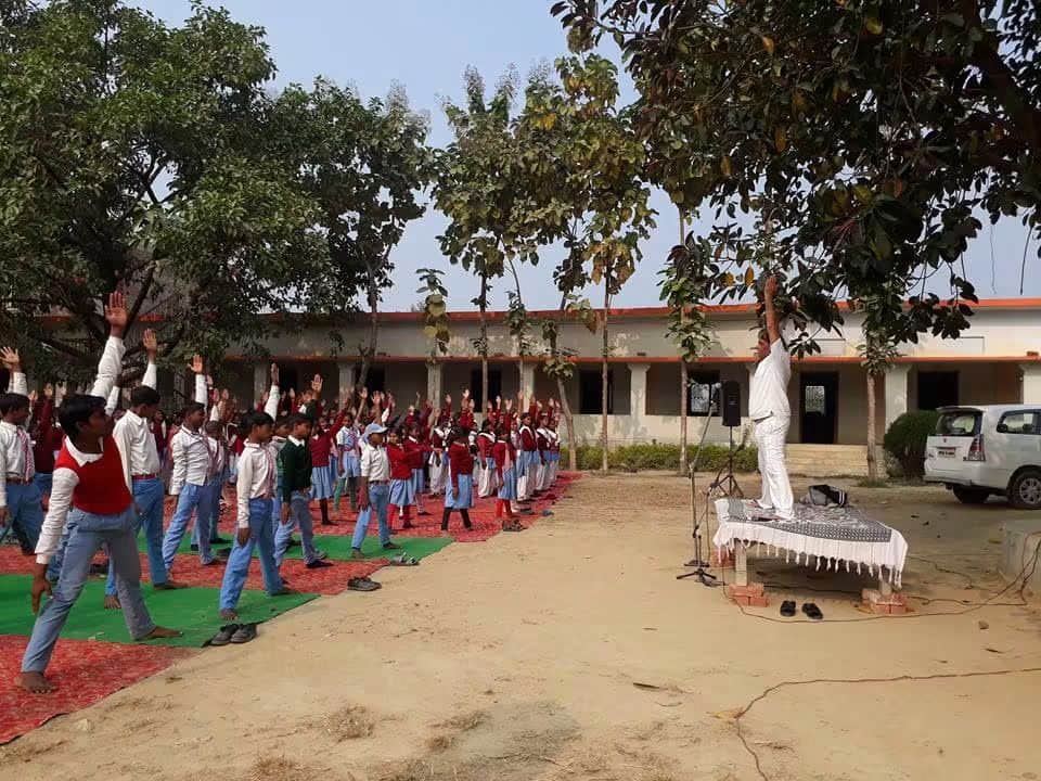 योगाभ्यास कराते सूर्यभान (फाइल फोटो)