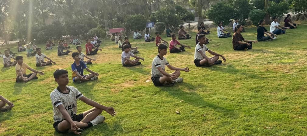 21 ढांड 01 योग करते हुए खिलाड़ी एवं स्वयंसेवक।