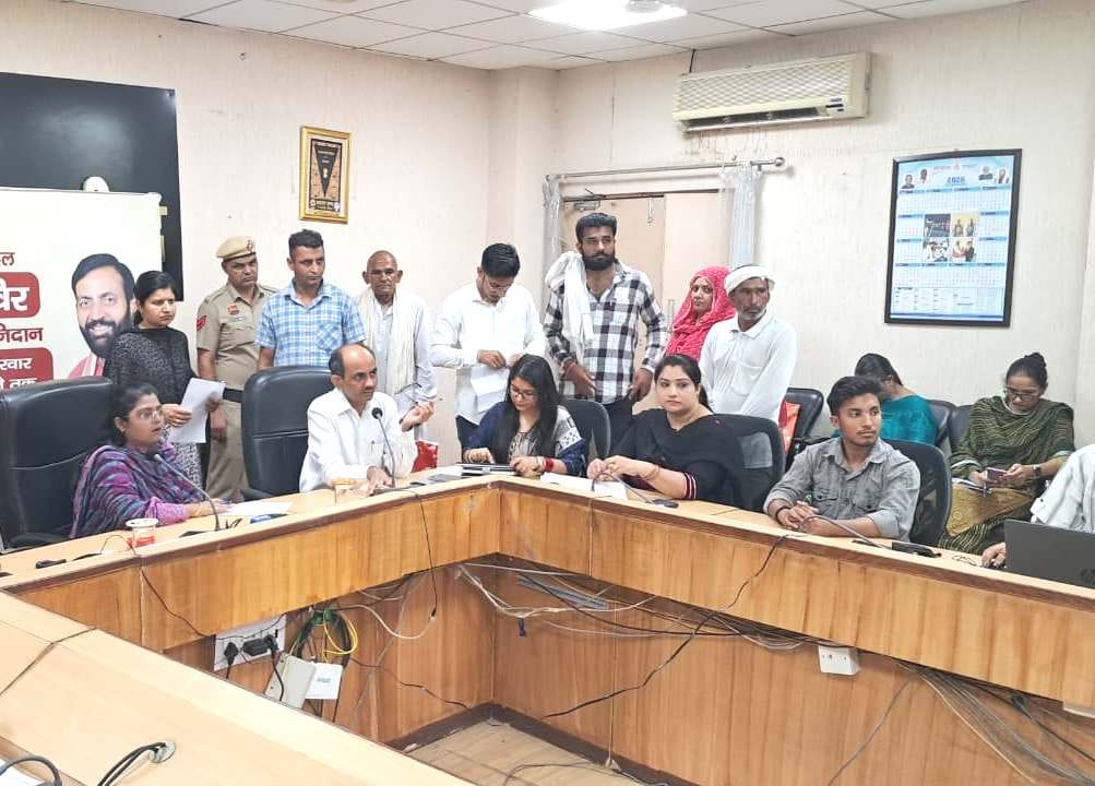 Demand raised in Samadhan Camp to repair the broken sewer frame at the street intersection