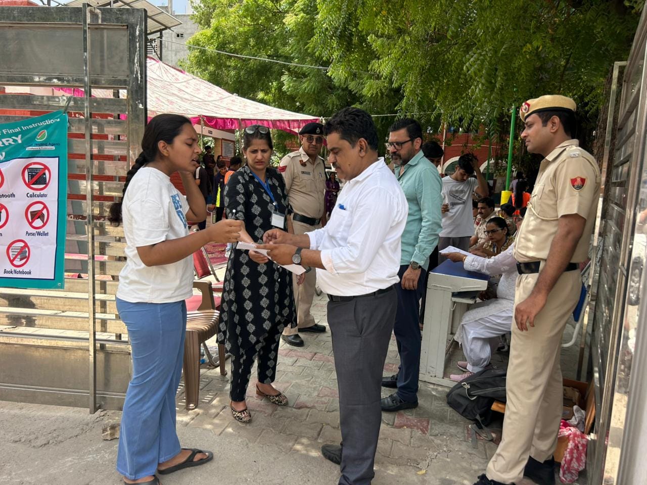 47 रोहतक के गांधी नगर स्थति पीएम श्री राजकीय वरिष्ठ माध्यमिक विद्यालय में नीट परीक्षा केंद्र मे
