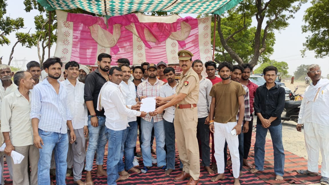 Aligarh News: पीजी कॉलेज की मांग को लेकर छात्रों का धरना, सौंपा ज्ञापन
