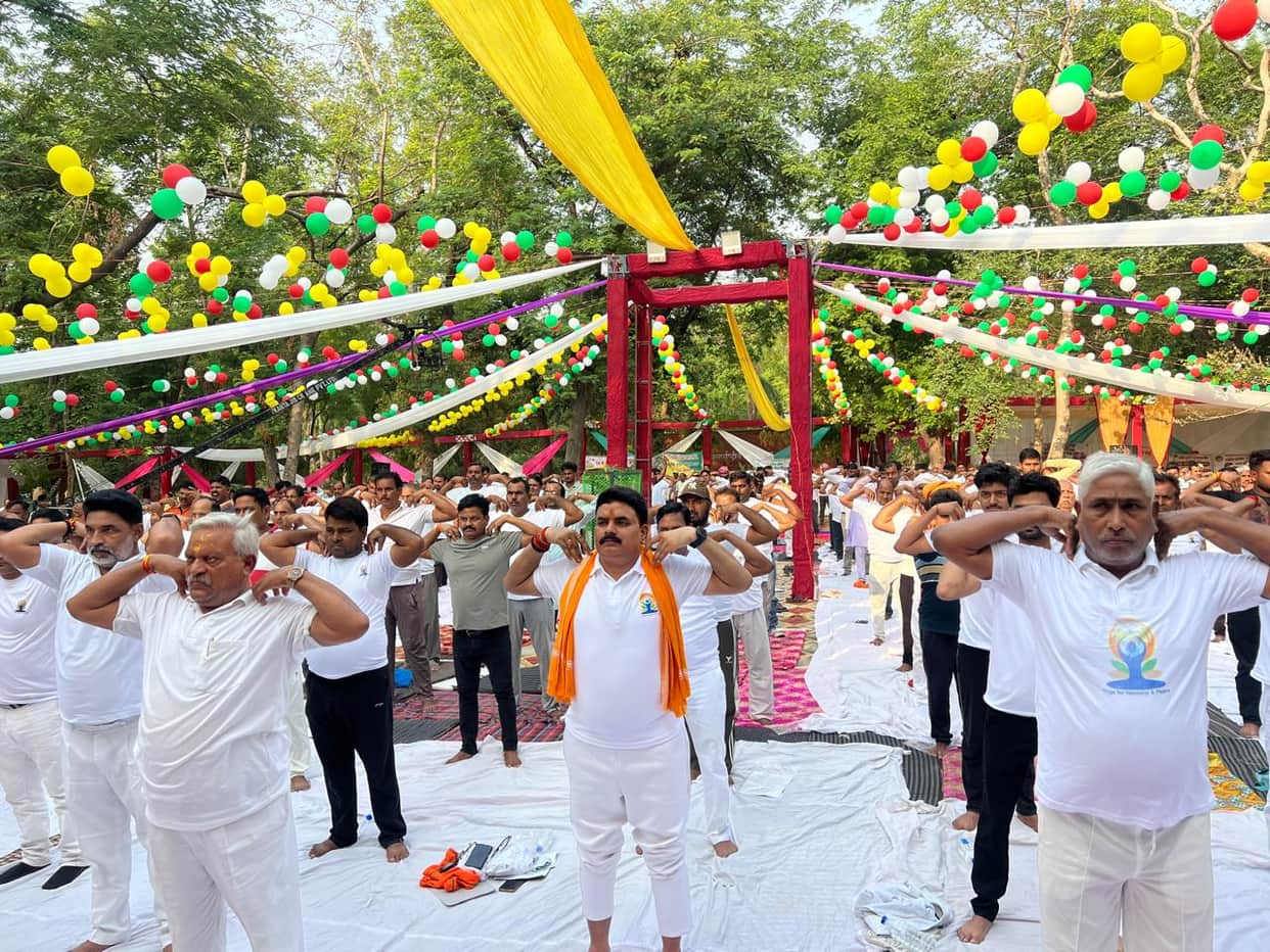 Over 6.71 lakh people practiced breath control for two and a half hours and pledged to prioritize good health.