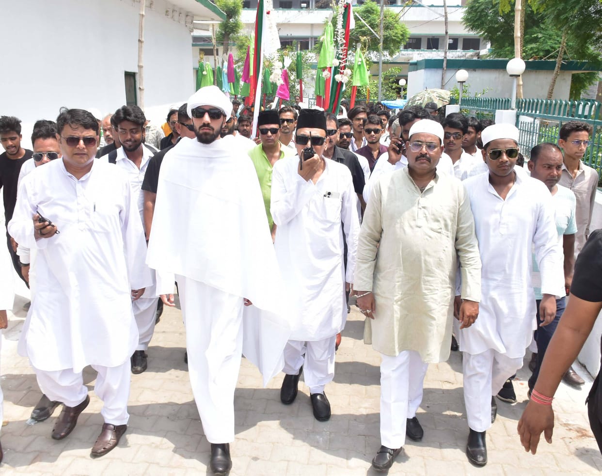 Gaddinasheen Sayyid Ayan Ali Shah participated in the *Ehram* procession for the first time; the royal procession set out from the Imambara Estate.