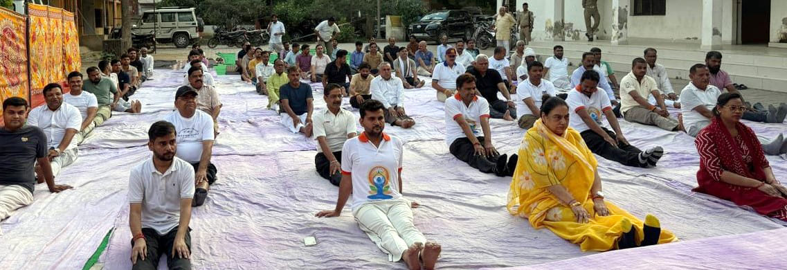 International Yoga Day: Villages and towns were filled with yoga, the mantra of 'adopt yoga, ward off diseases' echoed, thousands practiced yoga along with public representatives and officials.