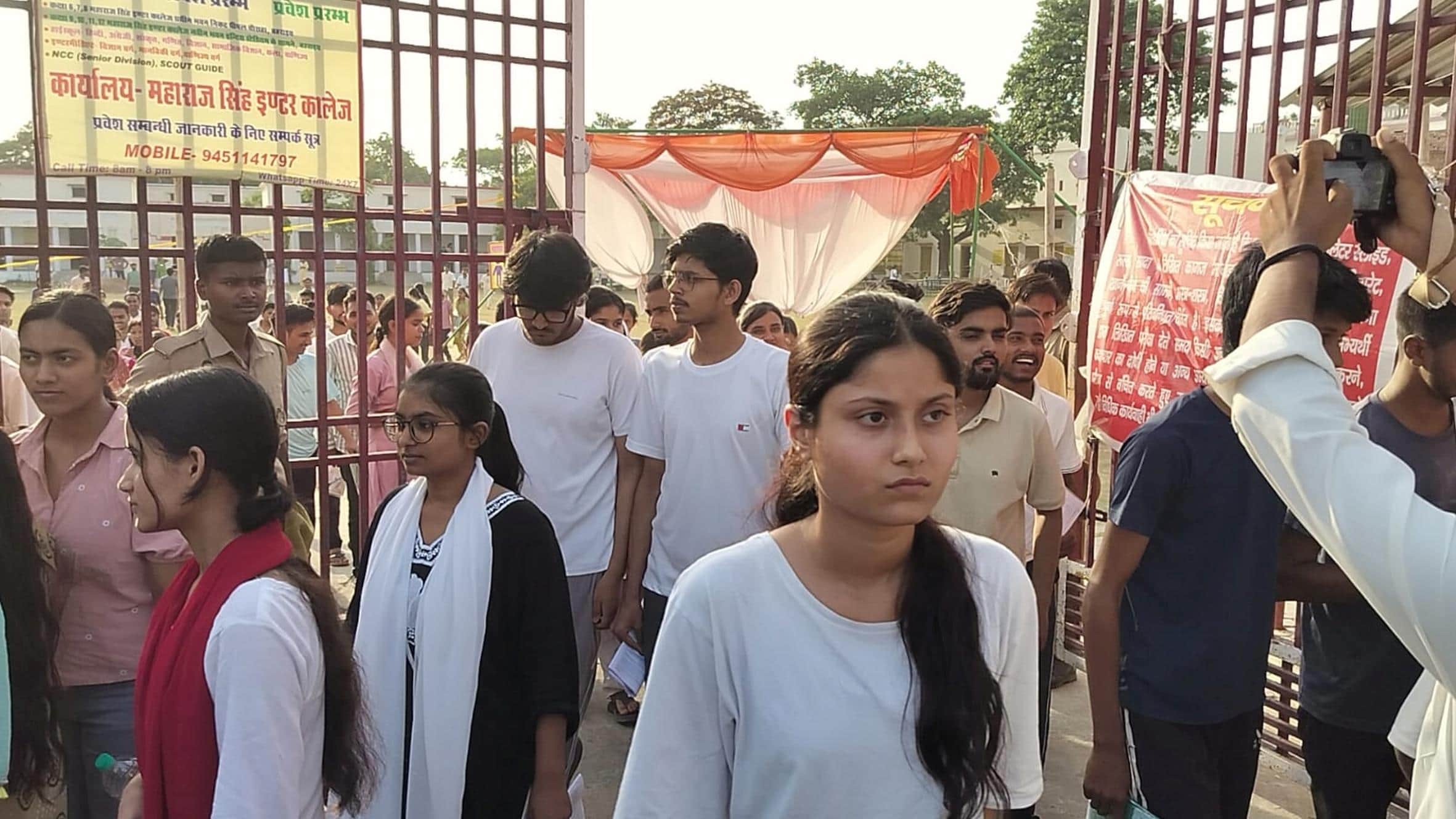 बहराइच के महाराज सिंह इंटर कॉलेज से परीक्षा देकर बाहर निकलते परीक्षार्थी। 