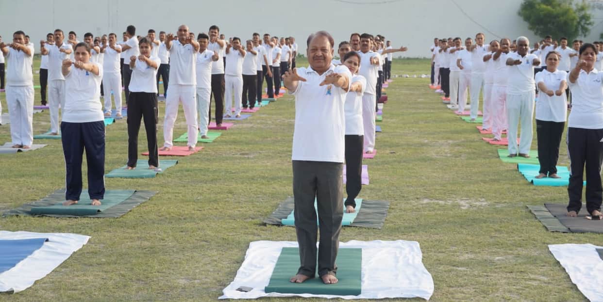 2.5 lakh people performed yoga asanas.