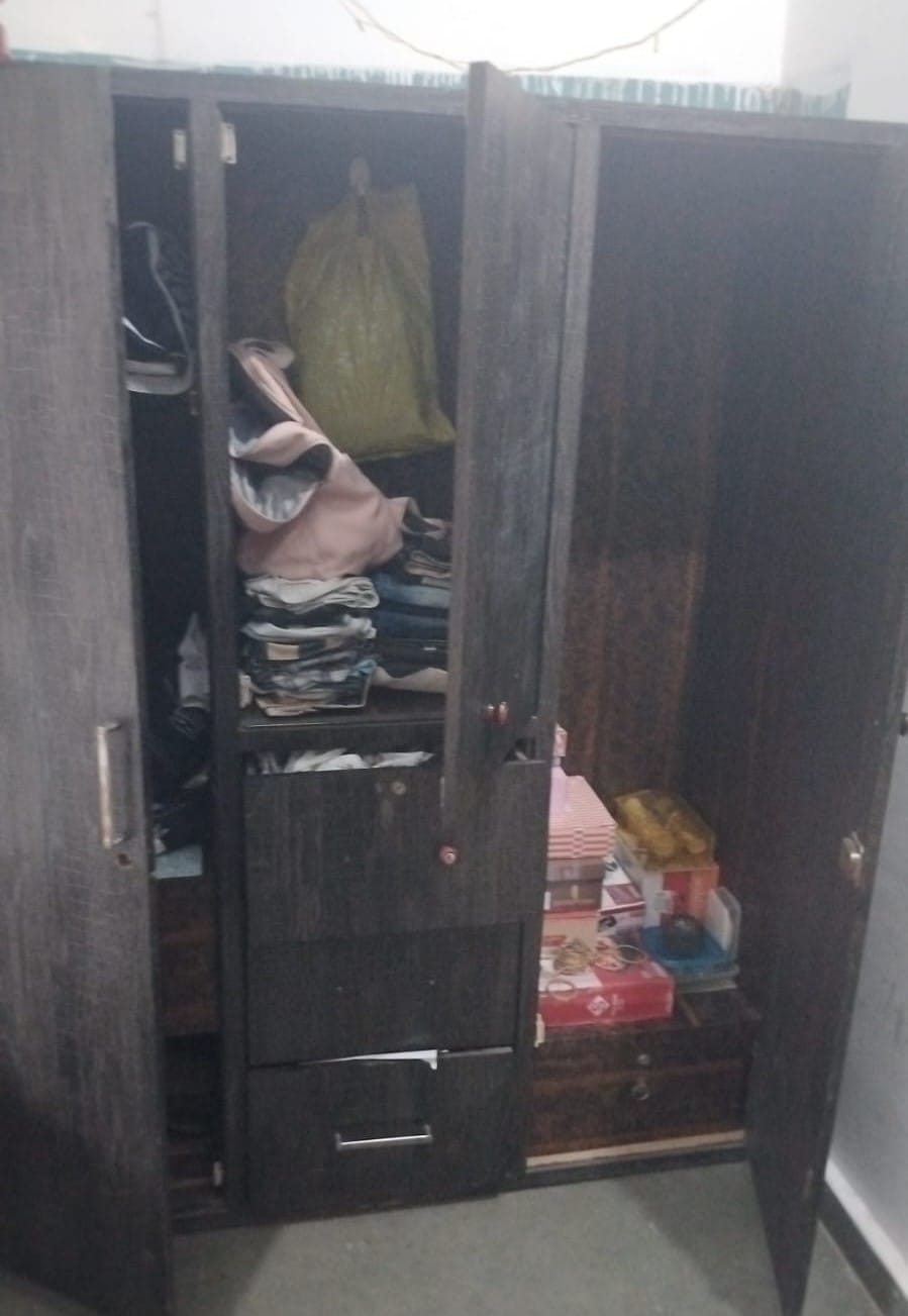 Thieves stole jewelry and cash worth 15 lakh from the house