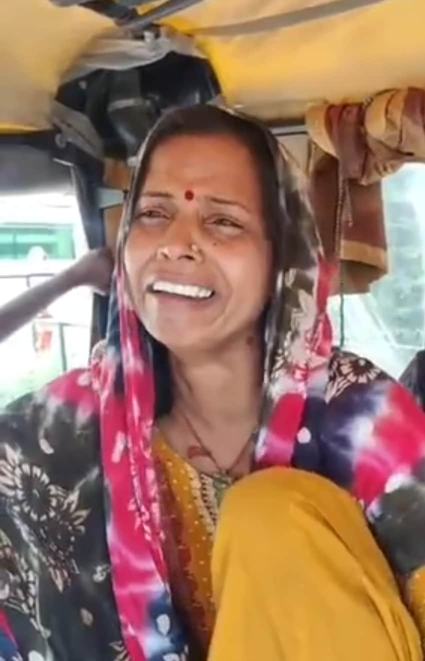 बेटे रवि की मौत के बाद विलाप करती मां। संवाद