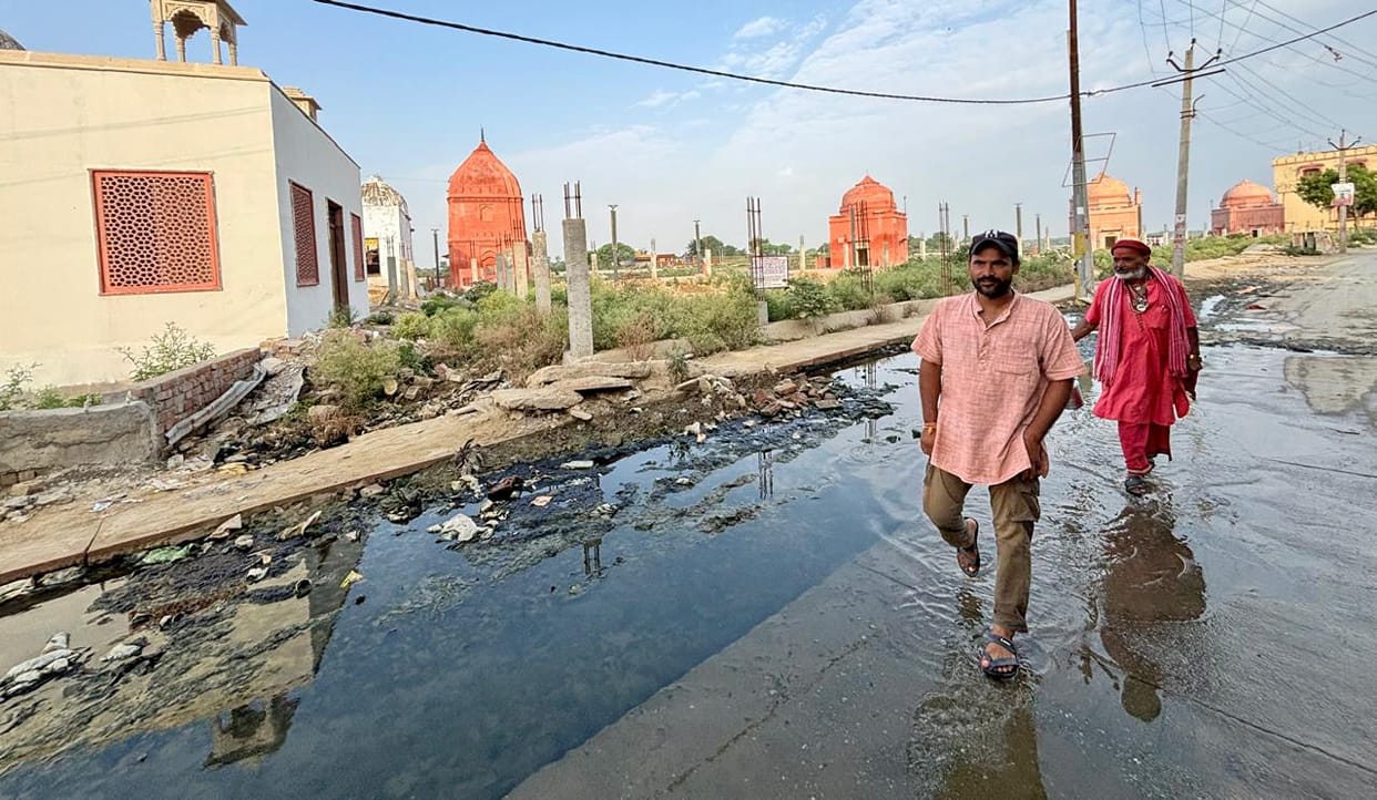 Piles of garbage litter Bateshwar Dham, waterlogging on the temple road, the main connecting road to a dozen villages in a dilapidated condition, devotees come from all over the country, and there is a fear of an epidemic spreading.