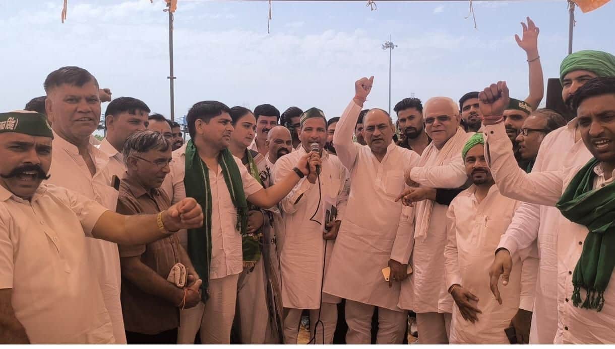बंधवाड़ी में आयोजित महापंचायत में भाग लेते लोग फोटो आयोजक
