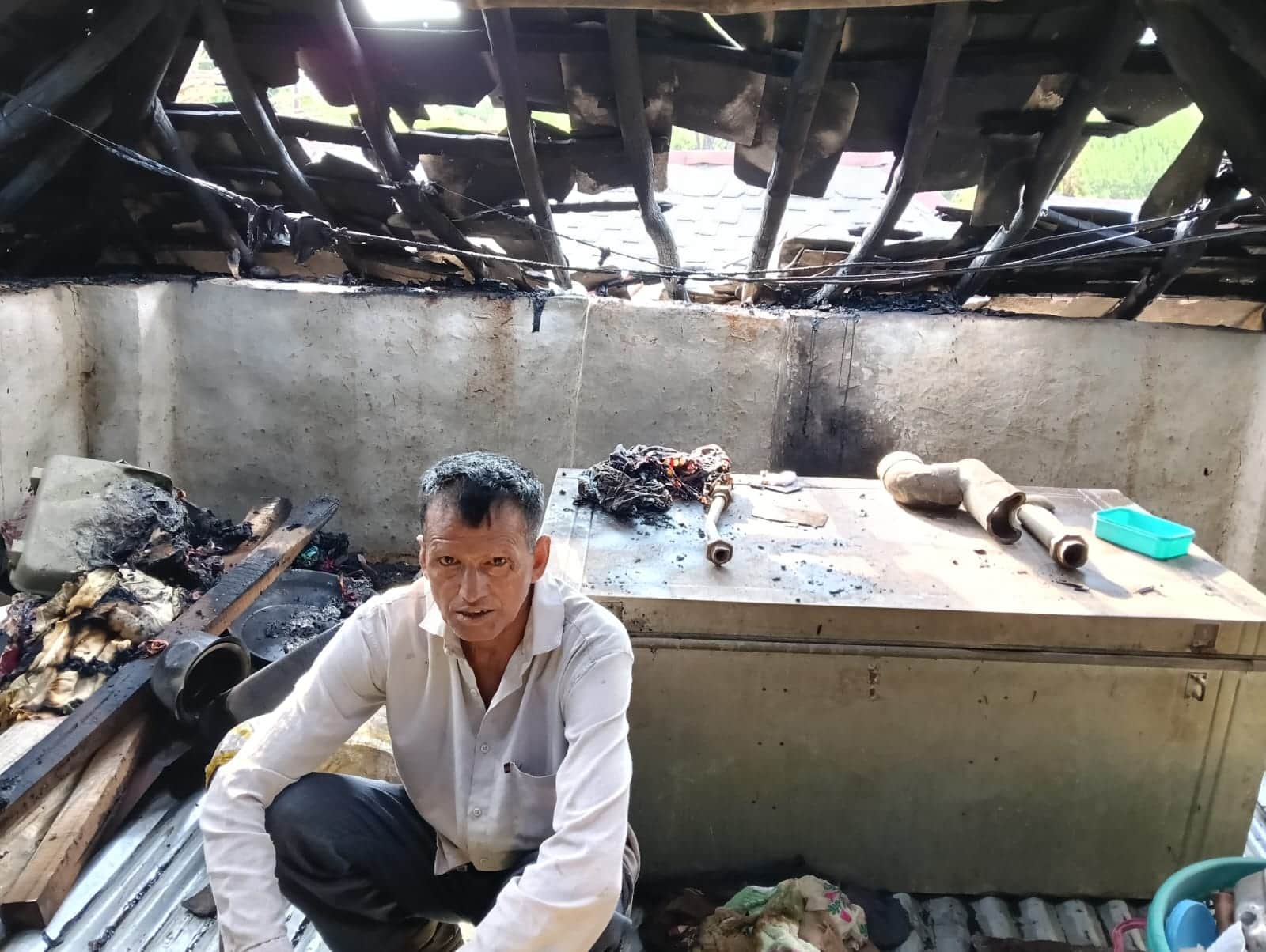 चकवाड़ी पंचायत में रामचंद अपने स्लेटपोश जले मकान में चिंताग्रस्त होकर बैठा हुआ। -स्रोत : जागरूक 
