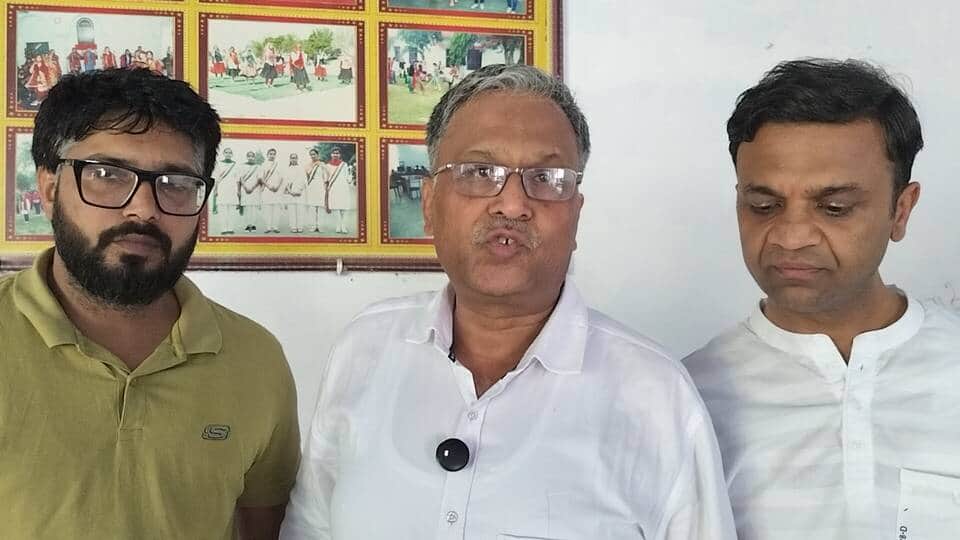 चुनाव परिणाम की घोषणा करते चुनाव अधिकारी अधिवक्ता केवल कृष्ण सिंगला