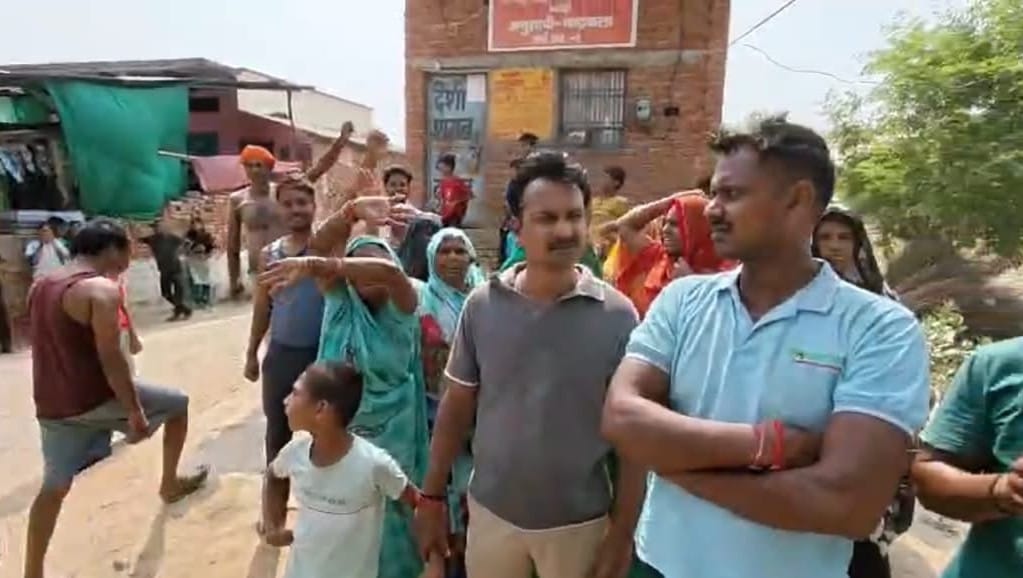 Women's protest against a liquor shop.