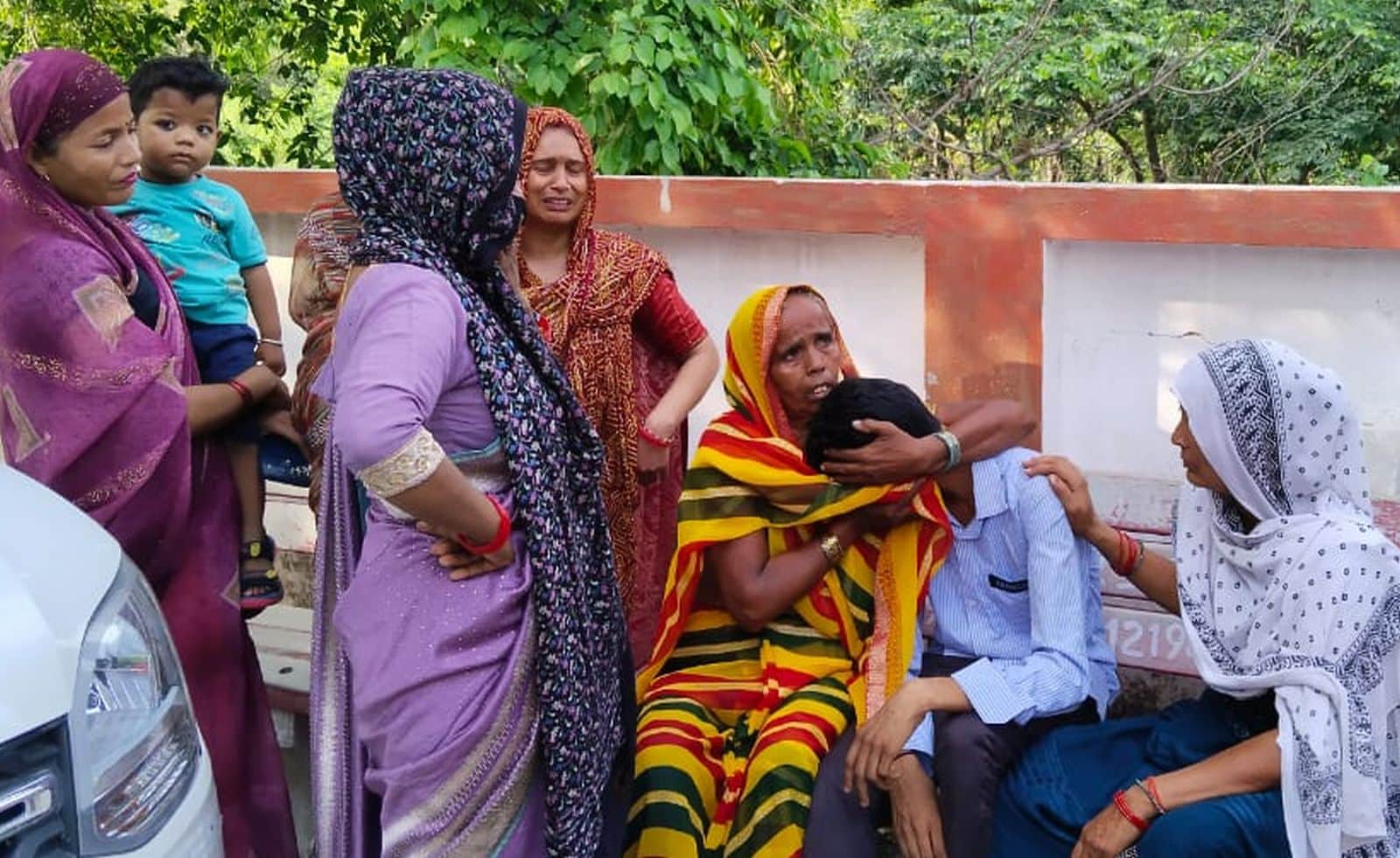 छात्रा की मौत पर बिलखते परिजन संवाद