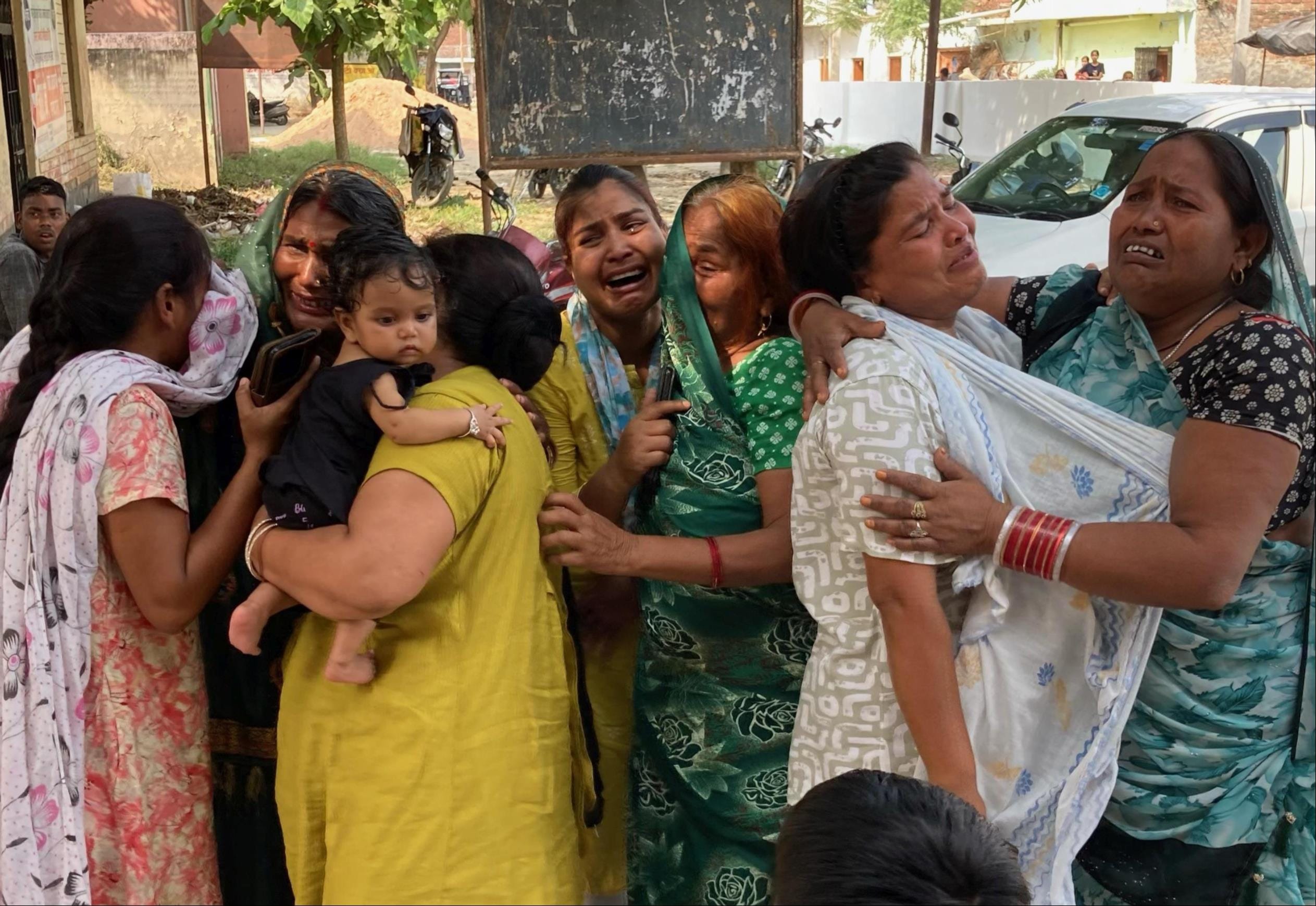 एलिया सीएचसी पर रोते-बिलखते परिजन। - संवाद 
