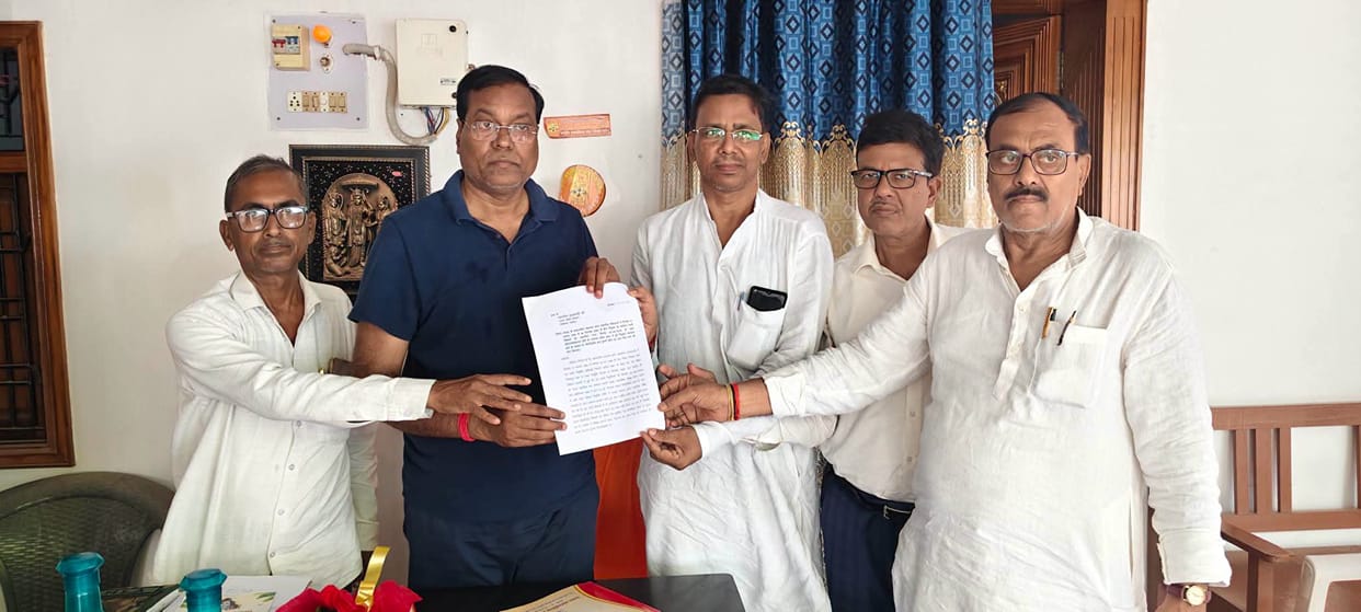 Retired teachers submitted a memorandum seeking the old pension scheme.