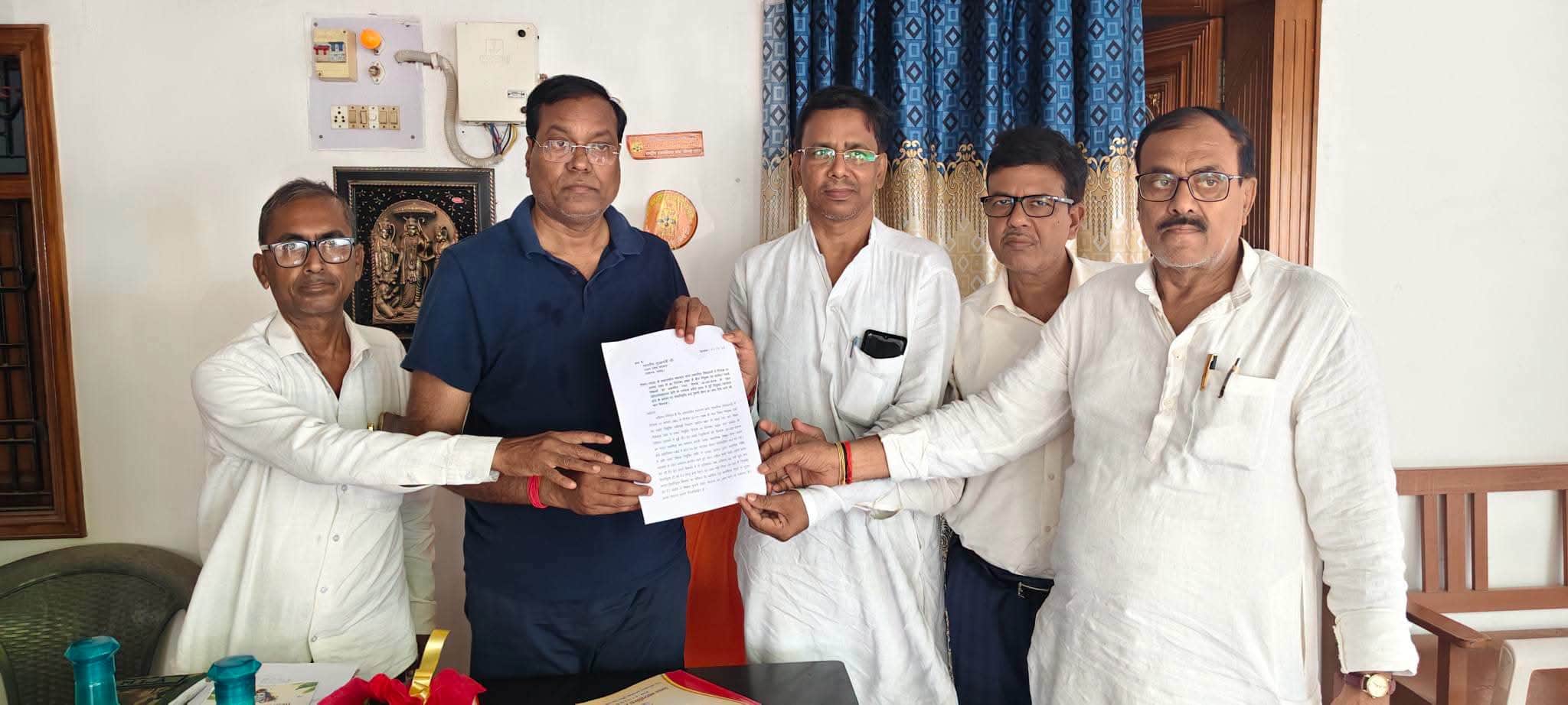 फाजिलनगर विधायक सुरेंद्र सिंह कुशवाहा को ज्ञापन पत्र सौंपते पूर्व शिक्षक।स्रोत-सोशल मीडिया