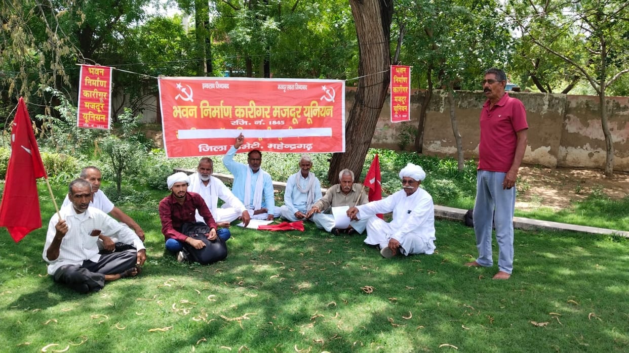 Construction Workers' Union raised slogans over their demands.