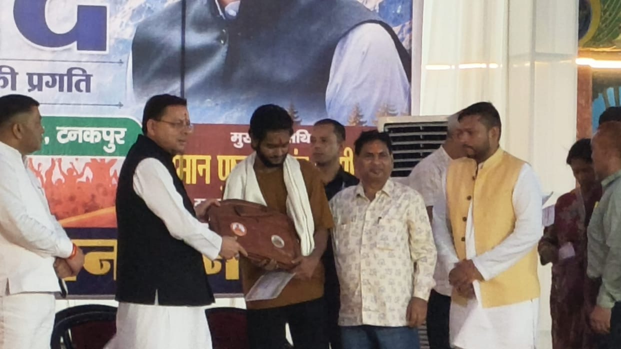 Chief Minister Dhami honored Dhruv Shukla.