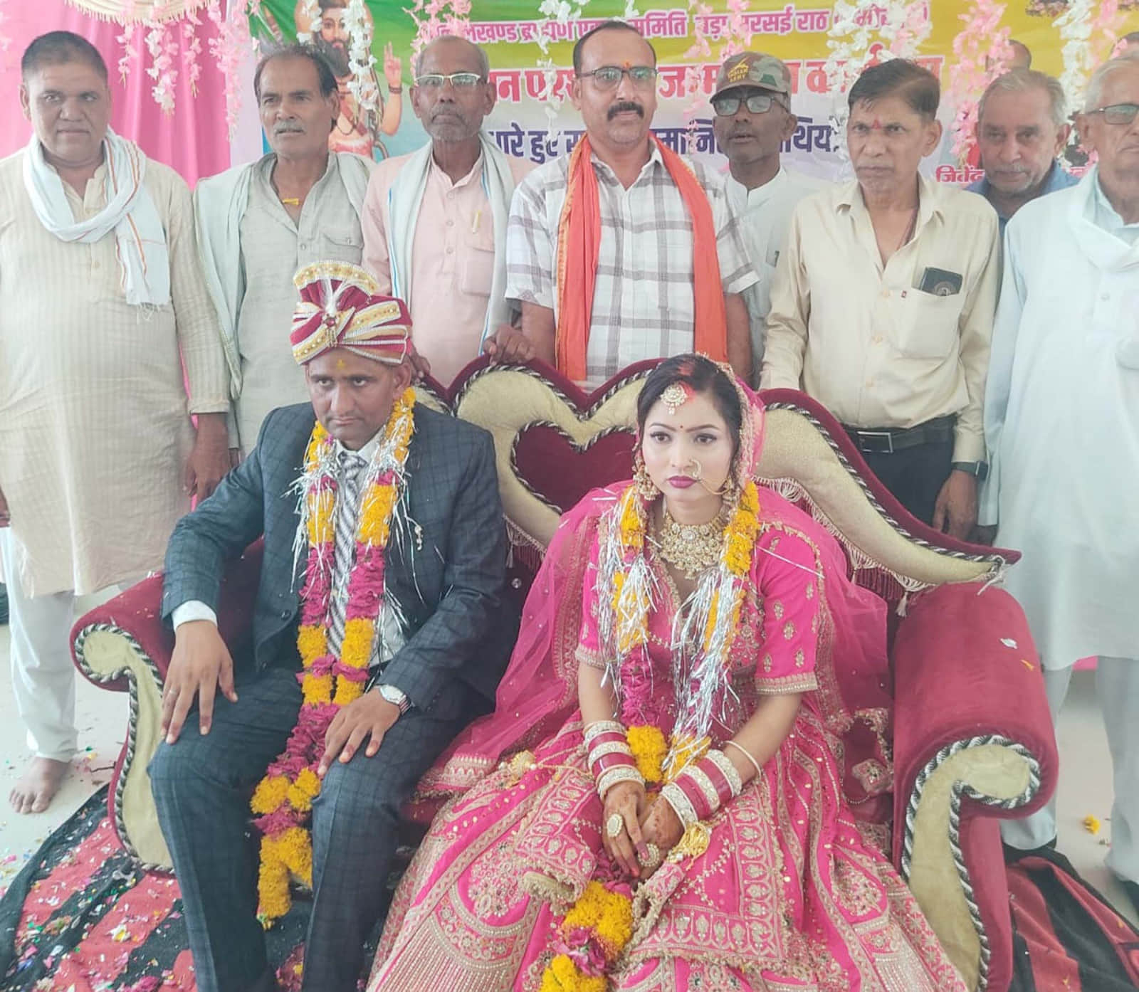 फोटो 21 एचएएमपी 27- राठ में नवदंपती को आशीर्वाद देते बुंदेलखंड ब्राह्मण एकता समिति के पदाधिकारी