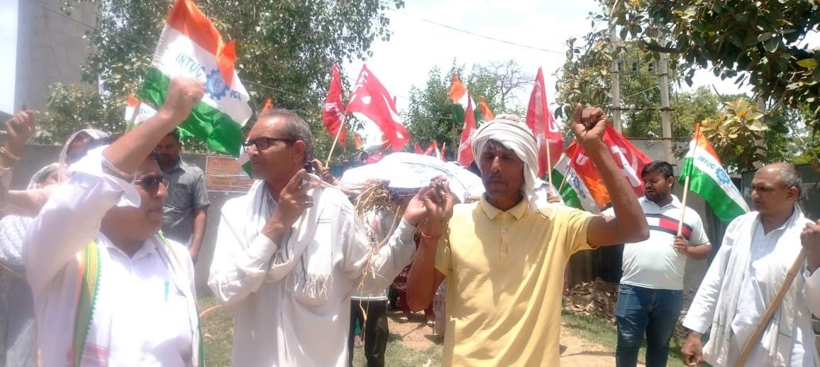 Construction workers, enraged over their demands, took out a funeral procession carrying effigies of the Labour Minister and the Chief Minister.