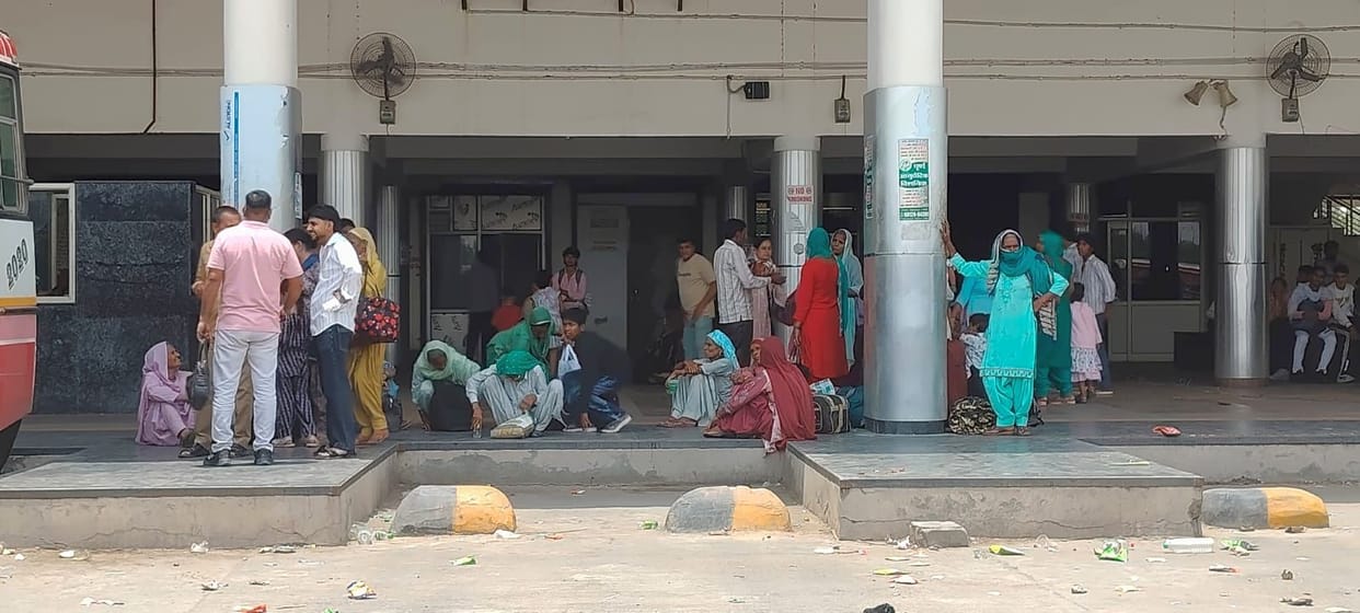 Shortage of buses on Pundri route, passengers have to wait for an hour
