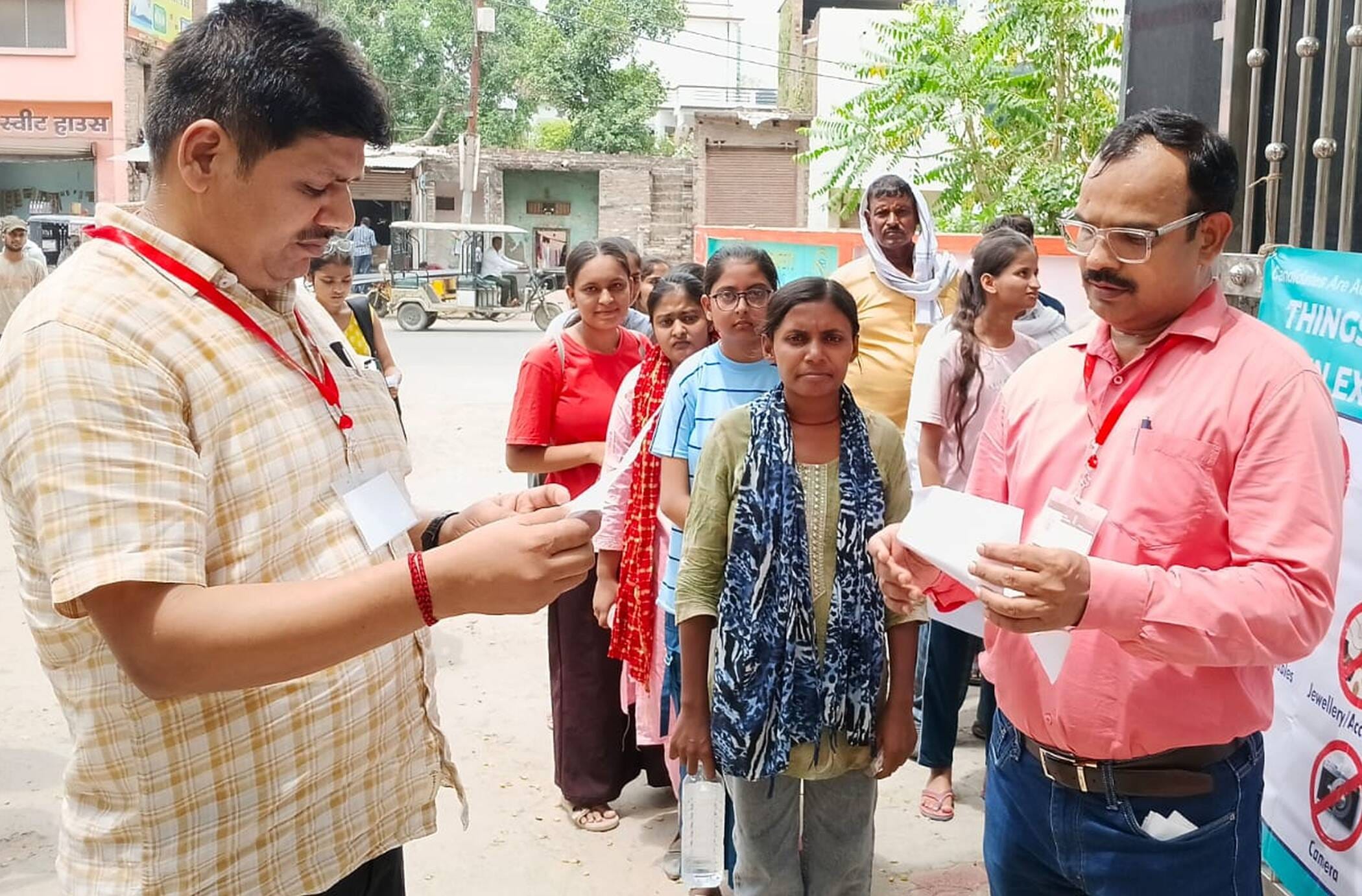 फोटो-25-परीक्षा केंद्र जाने से पहले अभ्यर्थियों की जांच करते प्रधानाचार्य। संवाद