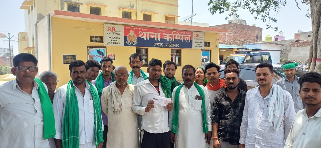 फोटो-42, थाने में मौजूद किसान यूनियन के नेता। संवाद