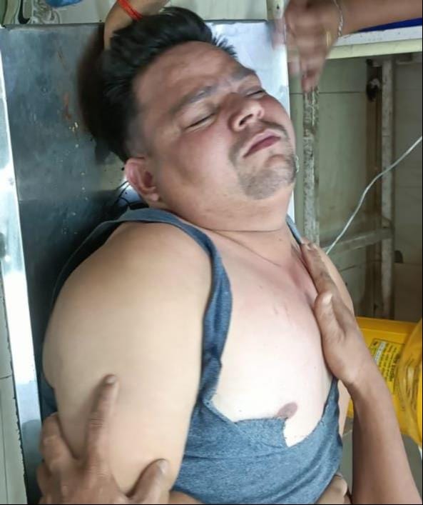 English liquor shop salesman attacked in Awas Vikas, serious