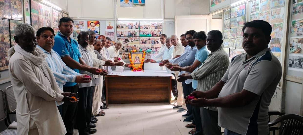 HUDA employees protested against the government after celebrating Kabir Das's birth anniversary.