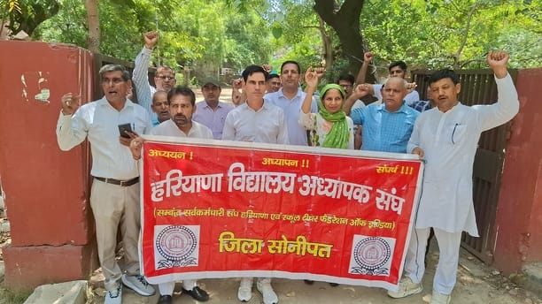 Teachers protested against SIR at the district headquarters.