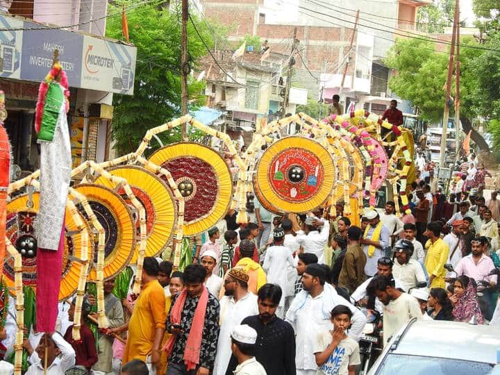 फोटो21एचएएमपी 32- शहर में निकलता अलम का जुलूस। संवाद