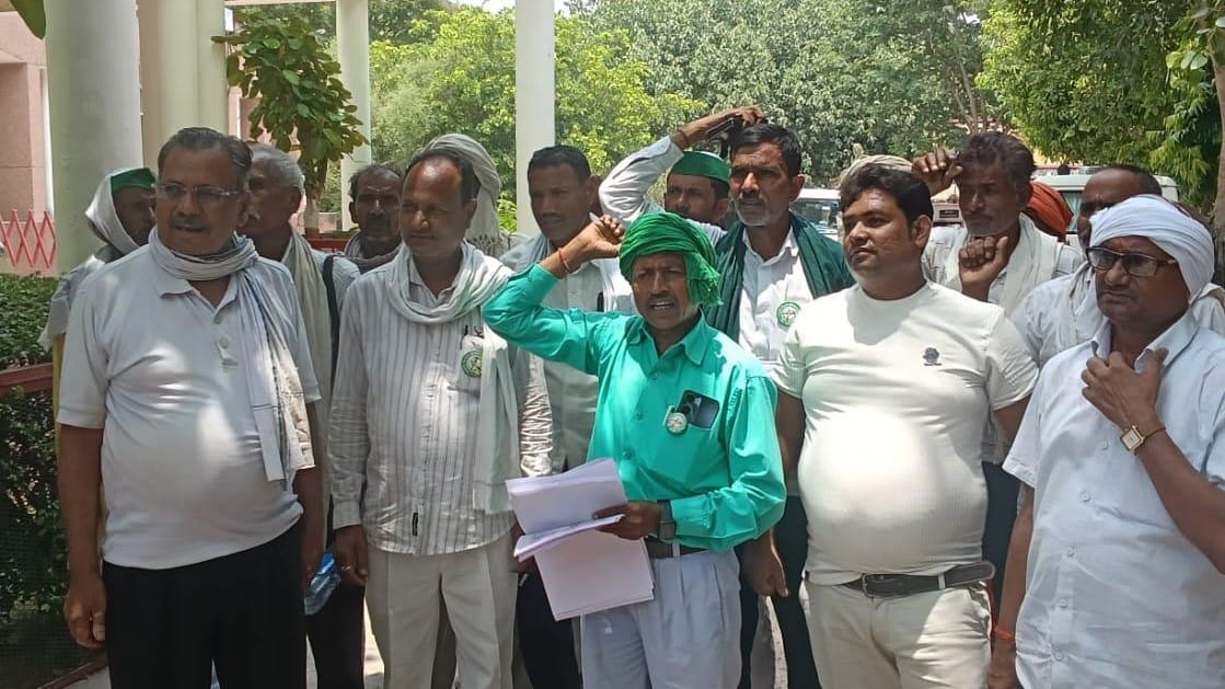 Farmers raised their voices at the Collectorate, demanding that crop insurance be made effective.