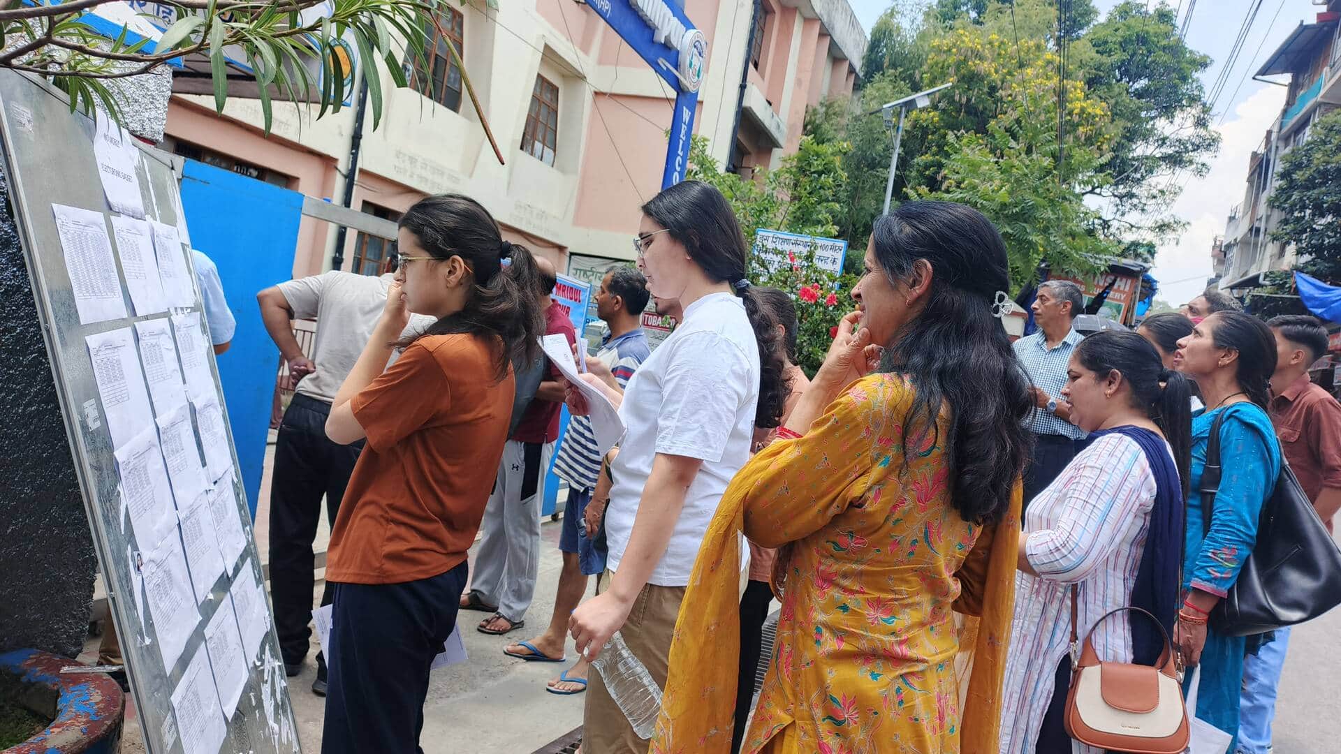 हमीरपुर स्कूल में नीट की परीक्षा से पूर्व अपने रोल नंबर देखते अभ्यर्थी। संवाद